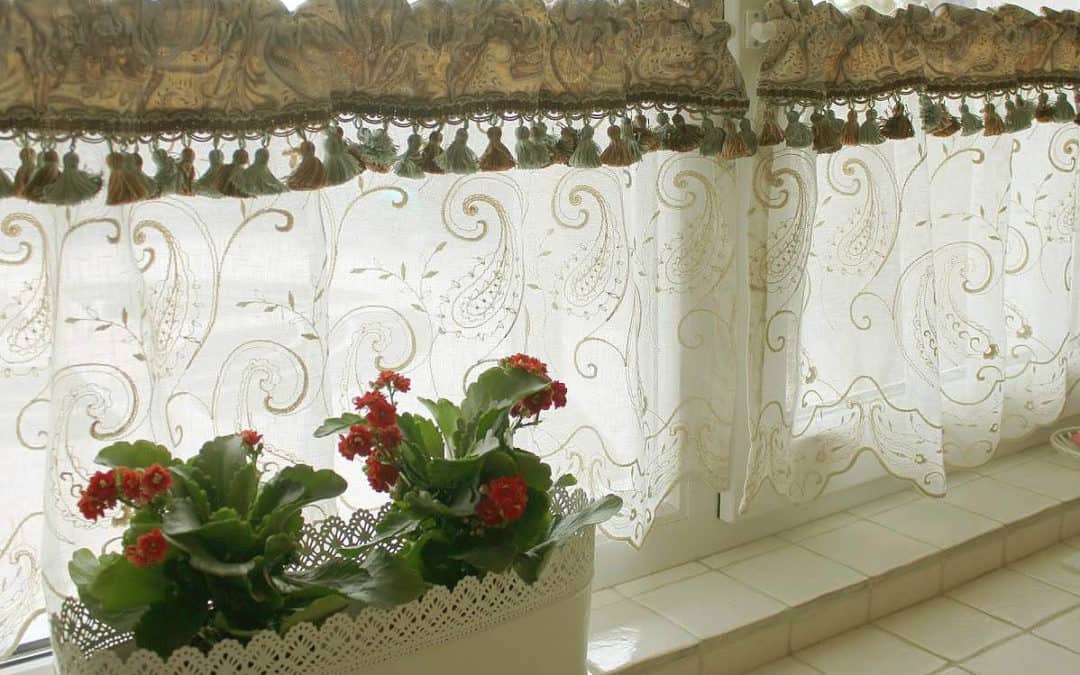 Egyedi vitrázsfüggöny dekor anyagból csipke és dekor anyag betéttel..